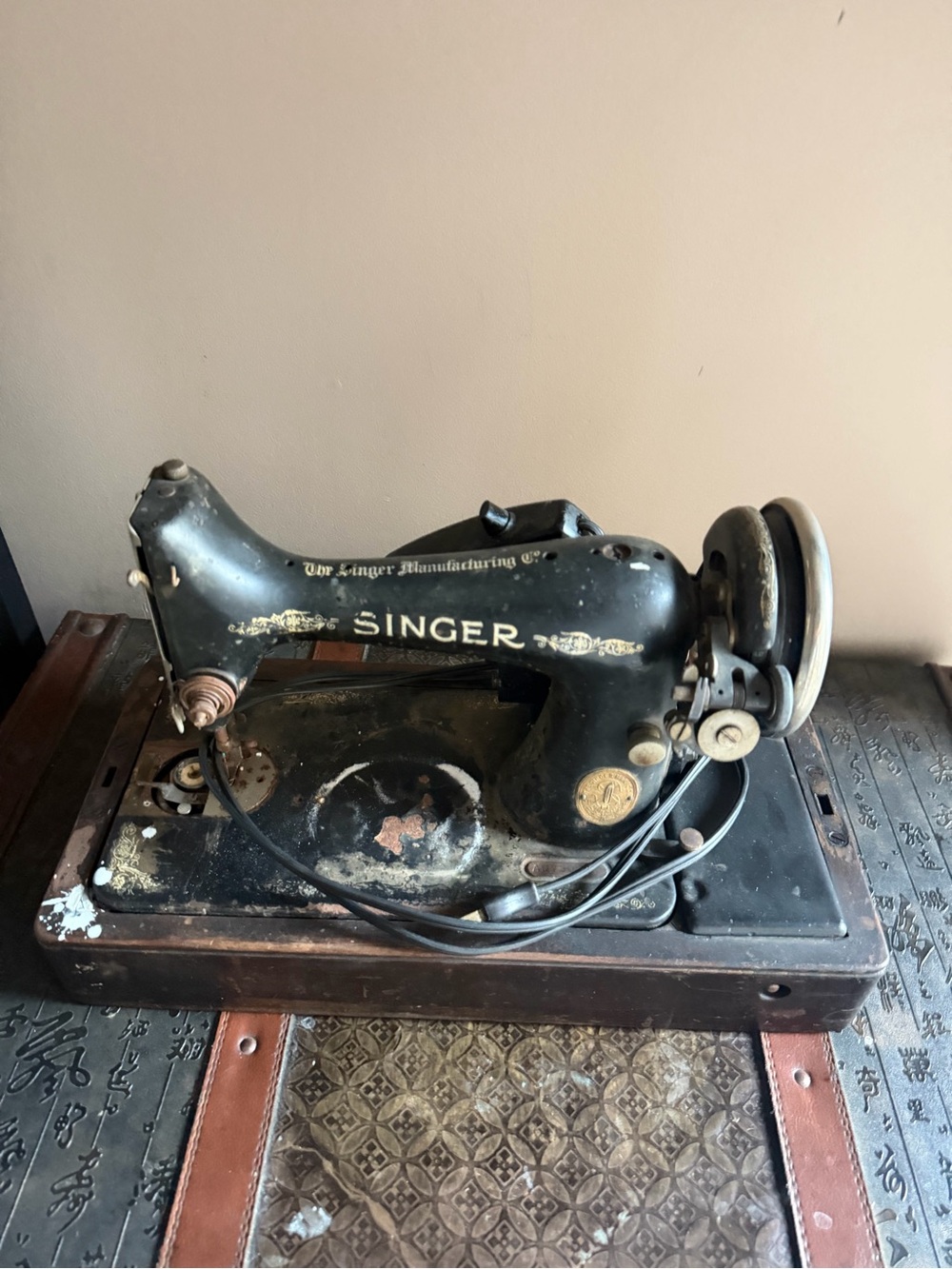 Singer Vintage Black Cast-Iron Sewing Machine